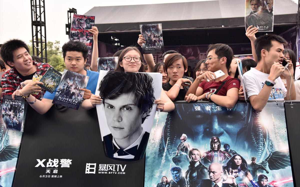 Chinese fans await arrival of X-Men stars at a fan meetup (Weibo)