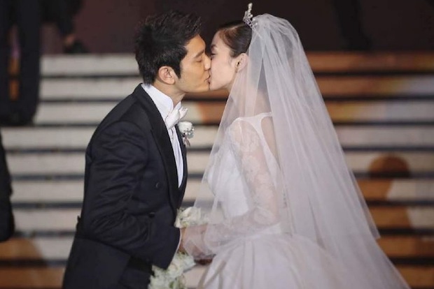 Huang Xiaoming and Angelababy tie the knot at the Shanghai Exhibition Center. (Xinhua)