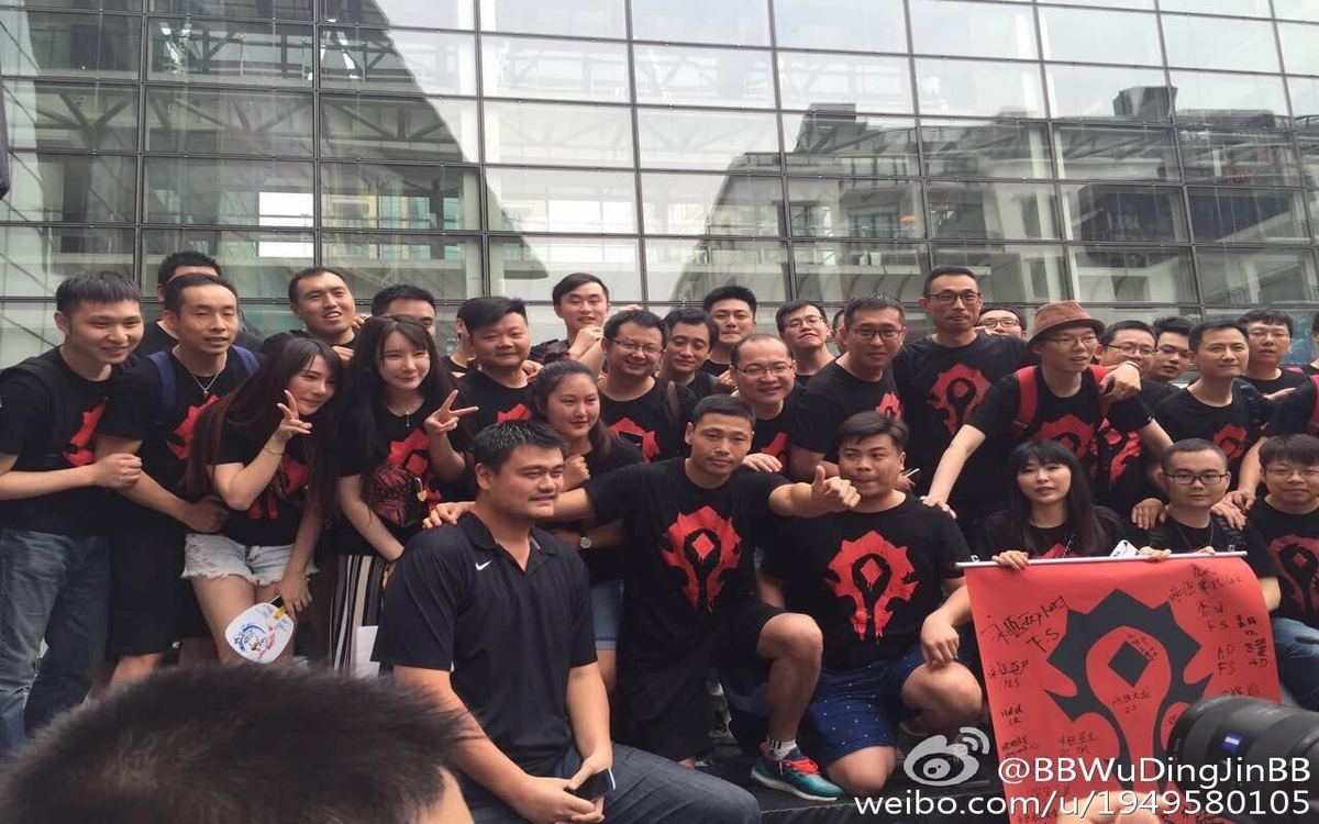 Yao Ming, former NBA basketball star (seated, front row left), poses with Chinese "World of Warcraft" fans outside a screening of the movie Warcraft (Source: Weibo)