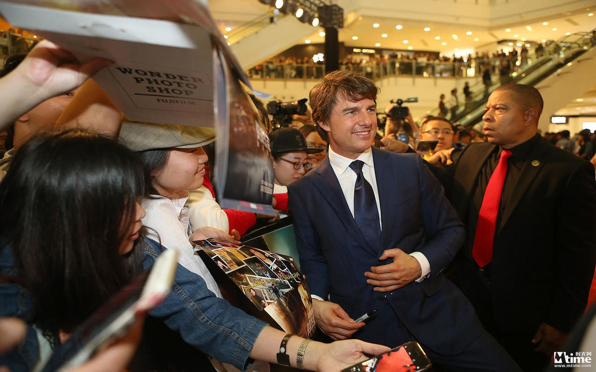 Tom Cruise meeting fans in Shanghai on October 12 to promote Jack Reacher: Never Go Back (Courtesy Mtime)