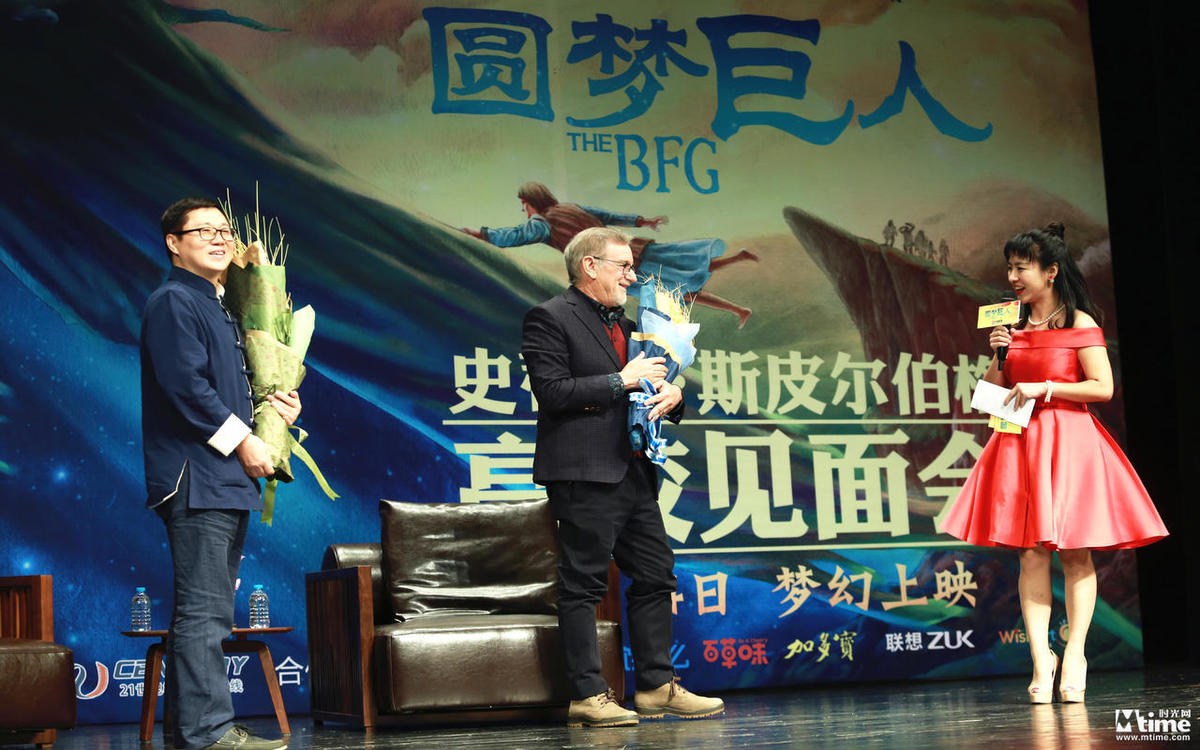Spielberg at Tsinghua University after an onstage conversation with Chinese film critic Raymond Zhou (Courtesy Mtime)