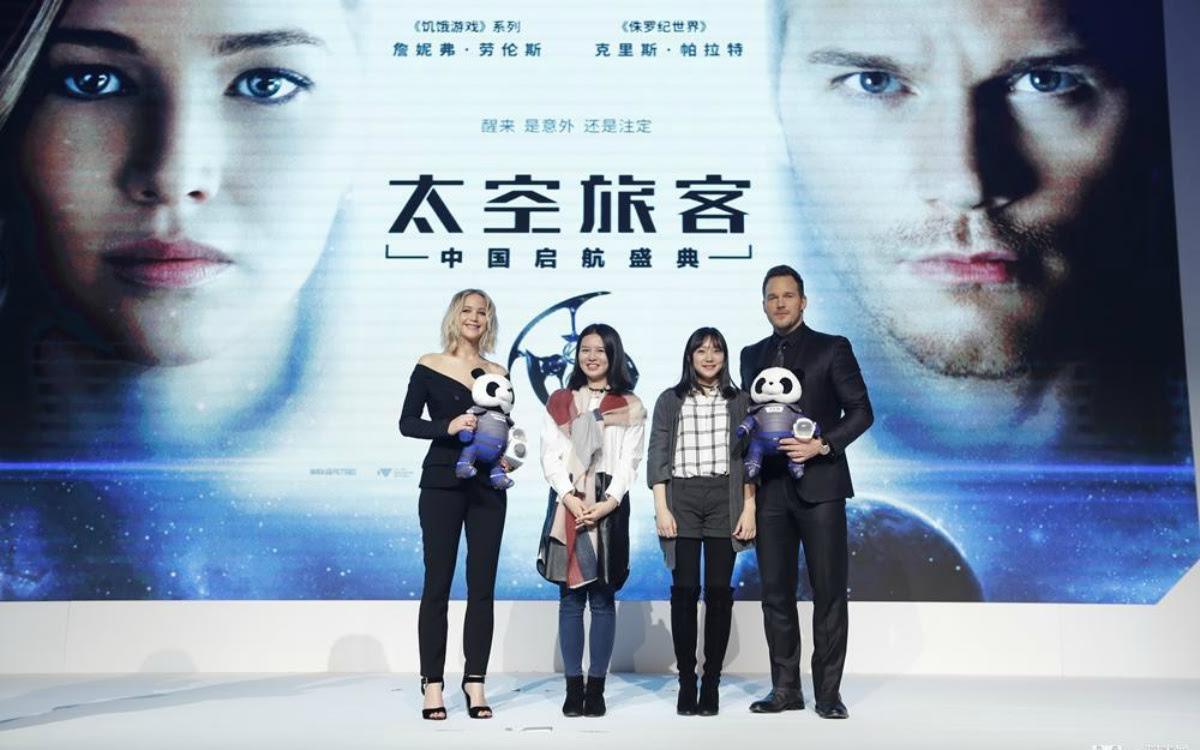Stars Jennifer Lawrence and Chris Pratt received gifts from Chinese fans while in Beijing to promote Passengers (Courtesy Mtime).